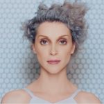 Певица St. Vincent спроектировала гитару, подходящую для женского тела Певица St. Vincent