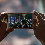 Apple будет блокировать телефоны зрителей на концертах