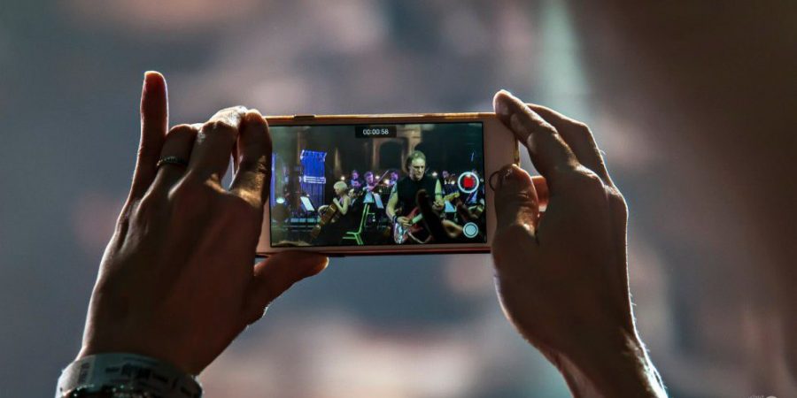 Apple будет блокировать телефоны зрителей на концертах