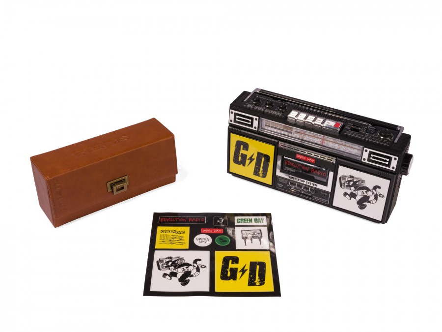 Что подарить на Новый Год: GREEN DAY BOOMBOX AND CASSETTE BOX SET