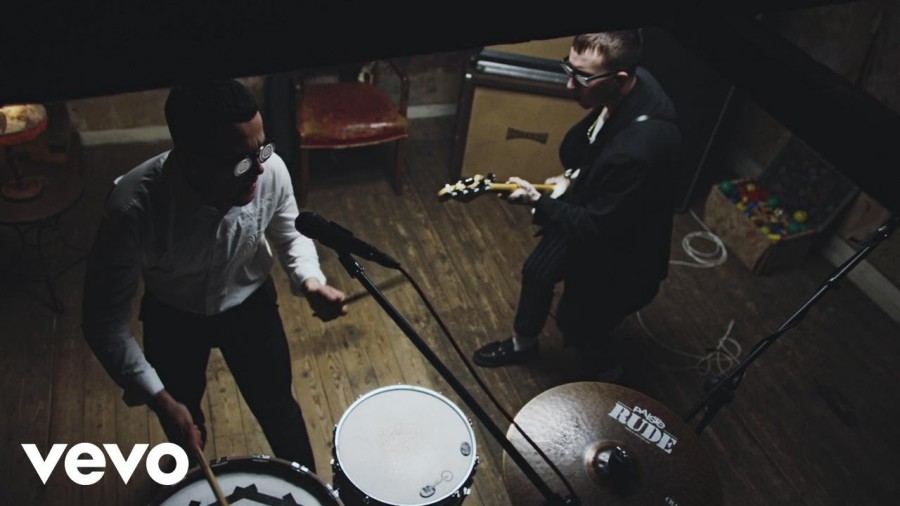 Клип Slaves - Hypnotised