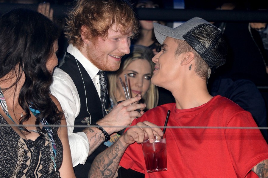 Эд Ширан ударил Джастина Бибера клюшкой для гольфа!