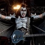 Лидер группы Kiss Джин Симмонс решил запатентовать «козу»