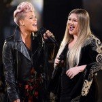 Живой дуэт Pink & Kelly Clarkson — Everybody Hurts на AMA 2017 напомнил о классике R.E.M.