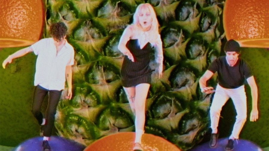 Клип Paramore – Caught In The Middle