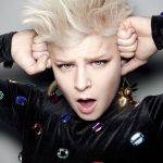 Новый сингл Robyn – Missing U Шведская певица Robyn, наиболее известная по трекам Show Your Love и Dancing on My Own, выпустила первый за восемь лет сингл Missing U. Напомним, что последний сольный альбом певицы – Body Talk – вышел аж в 2010 году. За это время Robyn уходила в затяжной творческий перерыв, поучаствовав лишь в записи ЕР Röyksopp - Do It Again. Продюсерами сингла выступили Клас Ахлунд из группы Teddybears и Джозеф Маунт из Metronomy. В недавнем интервью Robyn сказала: «Я чувствовала, что мне необходимо провести какое-то исследование, присмотреться и прислушаться к моим фанатам, чтобы понять, как именно я хочу вернуться. Я узнала много нового за это время». По словам певицы, Missing U – это песня о том самом чувстве и явлении, когда человек попросту исчезает. Его нет рядом, но вы видите его повсюду. Трек выполнен в стиле «ранних нулевых», но пропитан светлой меланхолией и печалью. Сингл Missing U достигает самых труднодоступных глубин отчаяния, когда скучаешь по человеку. А грандиозные синтезаторные петли – это, своего рода, возвращение Robyn в несколько традиционную поп-форму, после всех её музыкальных экспериментов. С уверенностью можно сказать, что вариации на тему расставания не устареют никогда, по крайней мере, в руках таких исполнителей, как Robyn. Слушать сингл Robyn – Missing U:
