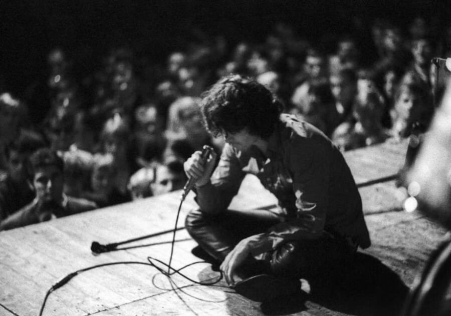 Джим Моррисон (Jim Morrison) на сцене