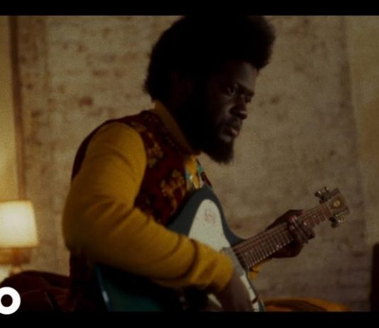 Расследование смерти известного музыканта в клипе Michael Kiwanuka - Hero