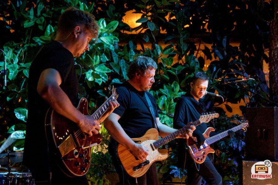 Группа «Полюса» на сцене оранжереи Таврического сада