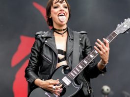 у группы Halestorm сгорел автобус